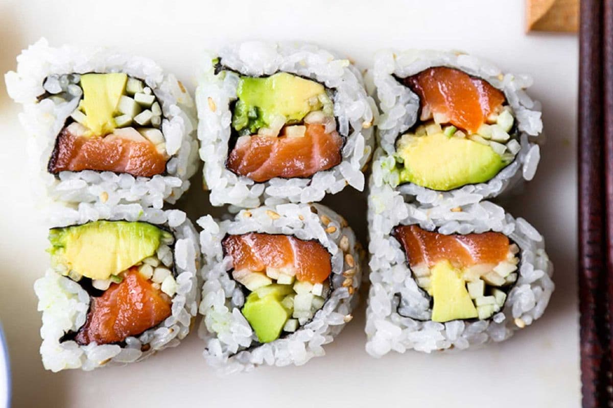 48. Salmon Avocado Roll (6 pcs)