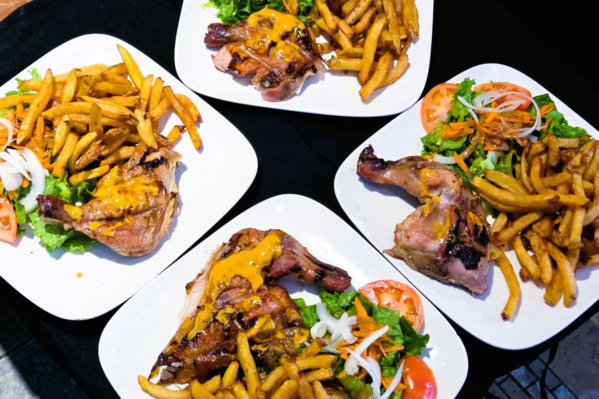 Quatuor [47] Deux assiettes de 1/4 de poulet grillé à la discrétion du chef