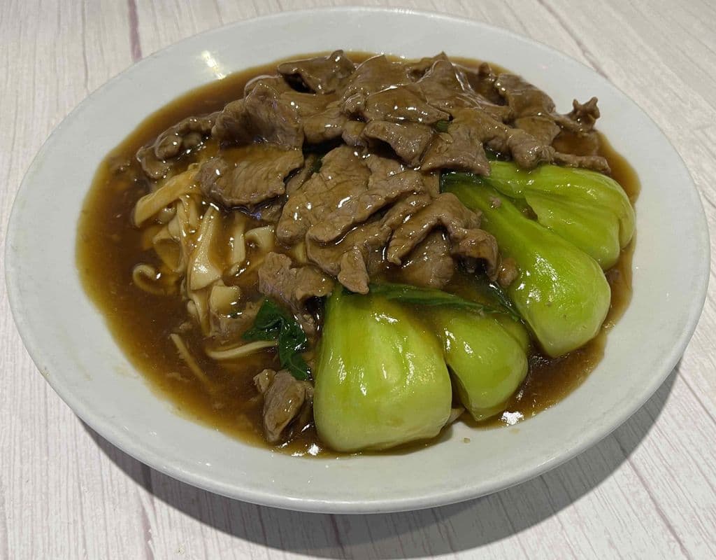 Flat Rice Noodles with Beef & Vegetables / 時菜牛河