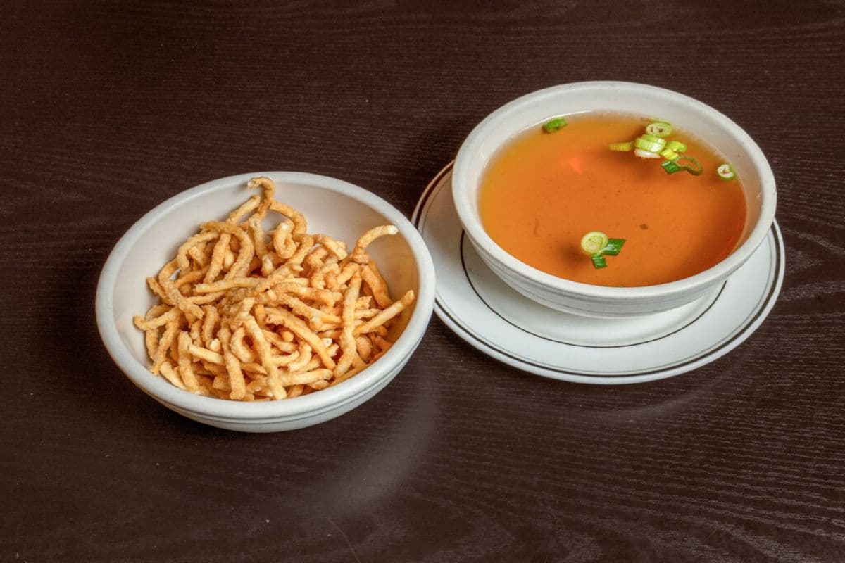 Large Consomme Soup with Fried Noodles and green onion (20oz)