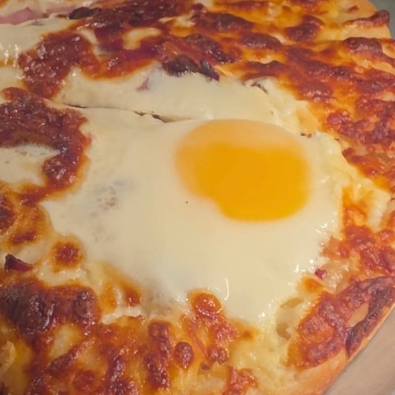 Eggs Benny Pizza