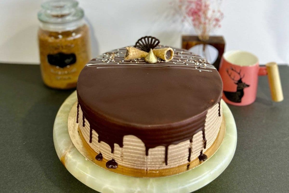 Chocolate and Walnut Cake 8"