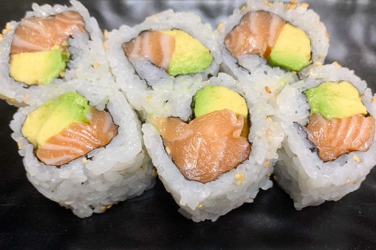 C10 Avocado & Salmon Maki