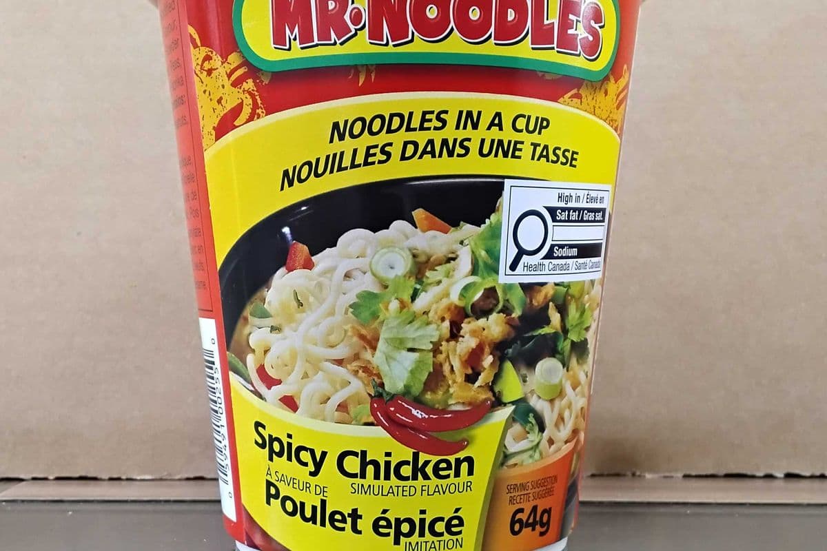 Mr. Noodle spicy chicken noodle in a cup (64g)