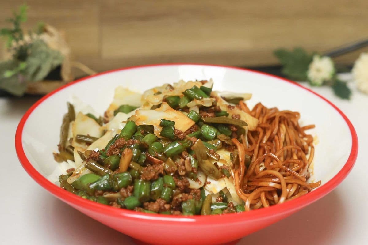 E5】Stir-fried mince beef meat with kidney bean on dry noodles牛肉沫炒四季豆拌川(拌面)