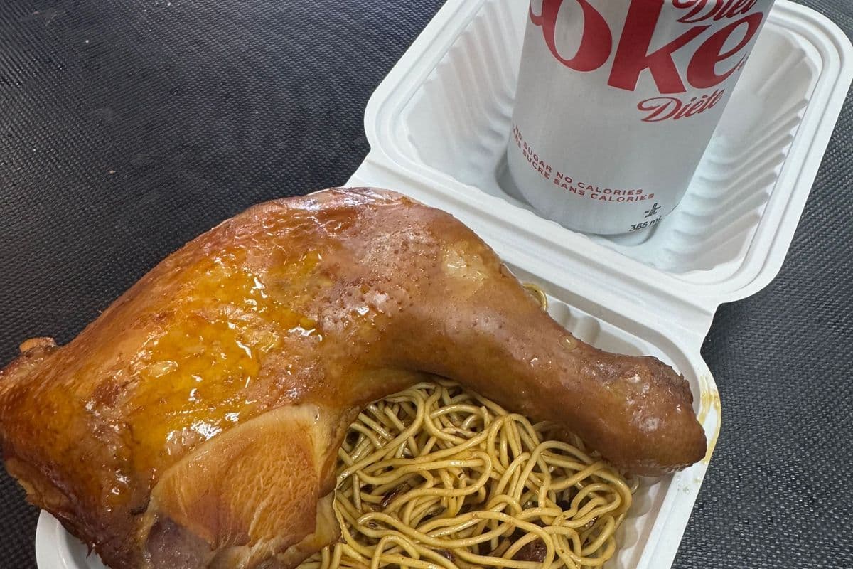 Combo A:Soy sauce chicken leg with fried egg noodles +Pop/套餐A：卤水鸡腿+炒面+饮料