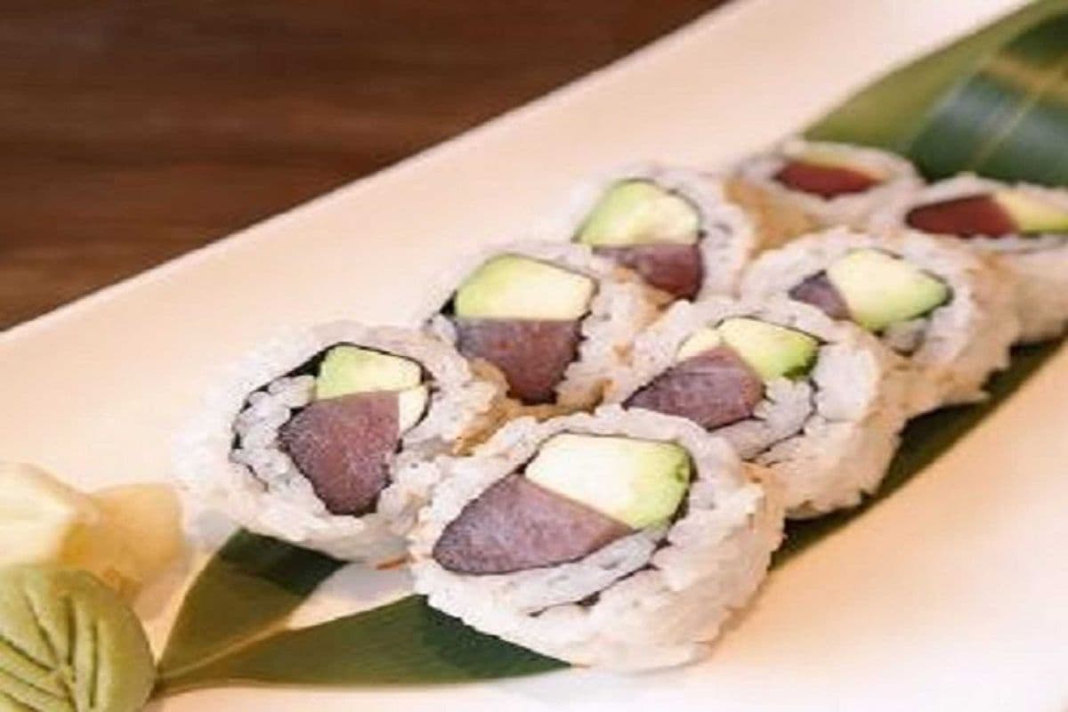 Tuna & Avocado Maki (6 pcs)