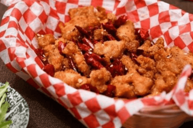 Deep-Fried Spicy Boneless Chicken on Rice 老街辣子雞飯