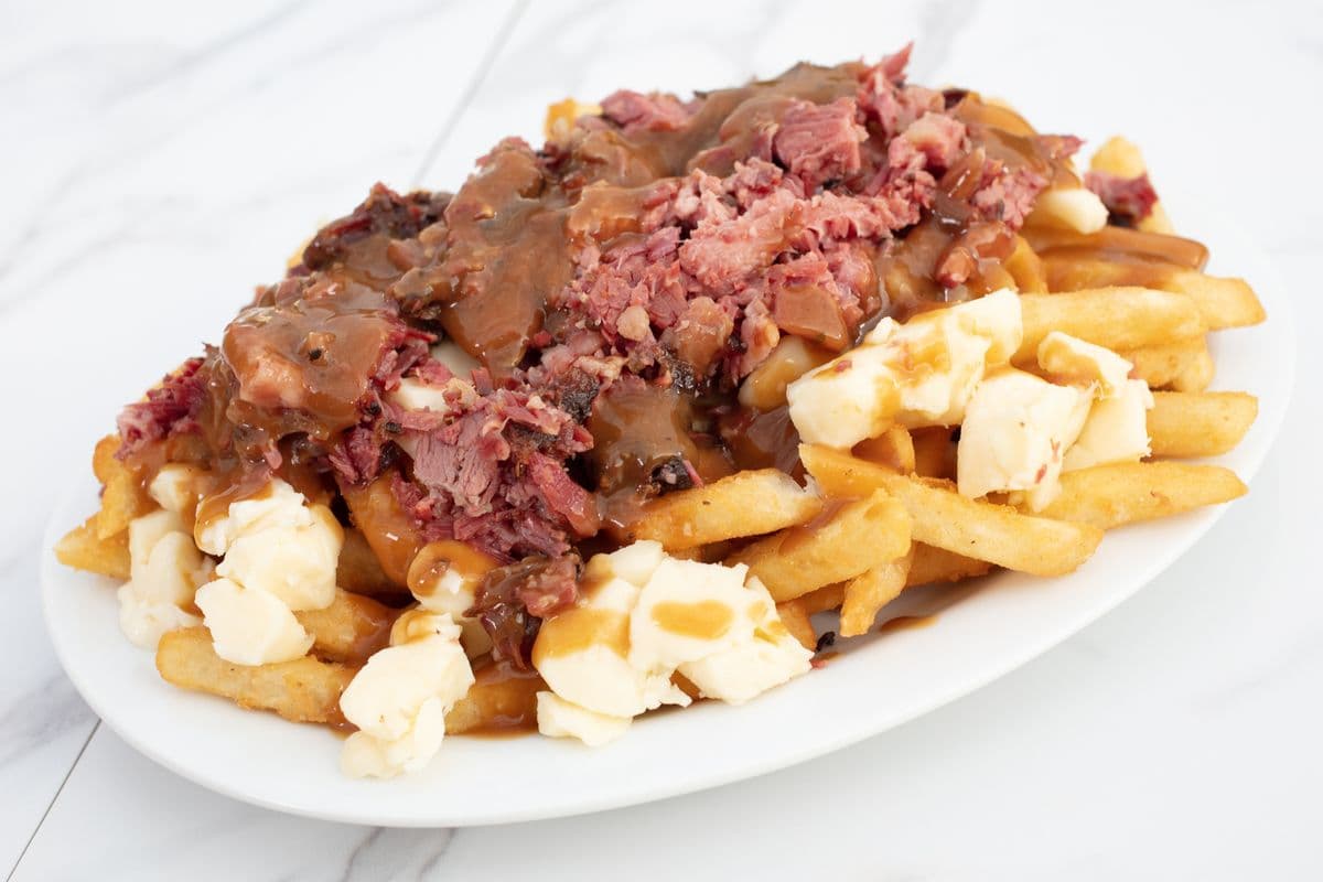 Grande poutine à la Viande Fumée / Large Smoked Meat Poutine
