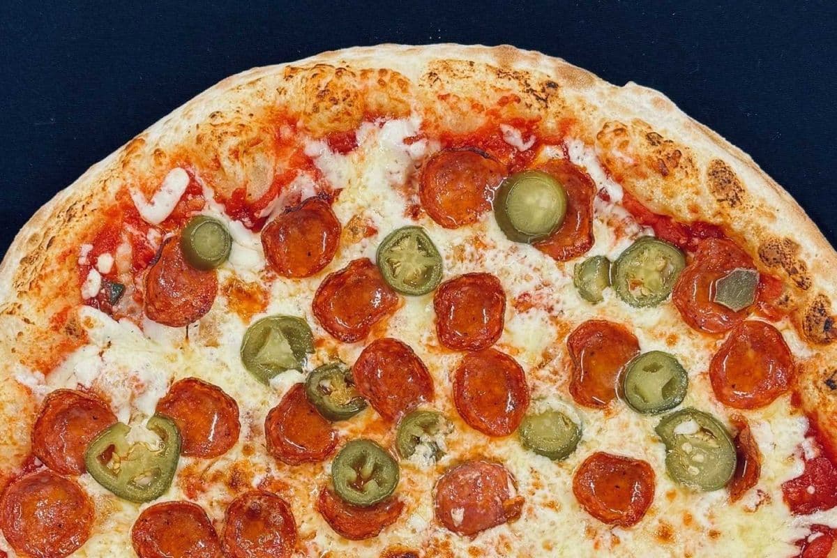 Pizza Pepperoni et Jalapeños - Jumbo / Jumbo Pepperoni and Jalapeño Pizza