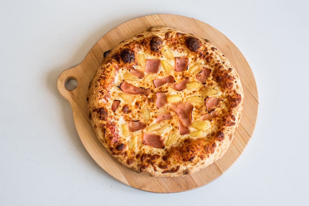 Une pizza hawaïenne 14" / One Hawaiian Pizza 14"