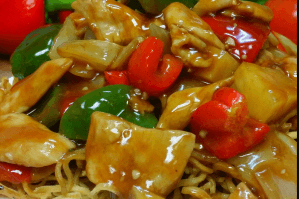 Beef in Pepper Sauce on Chow Mein 黑椒牛肉脆面