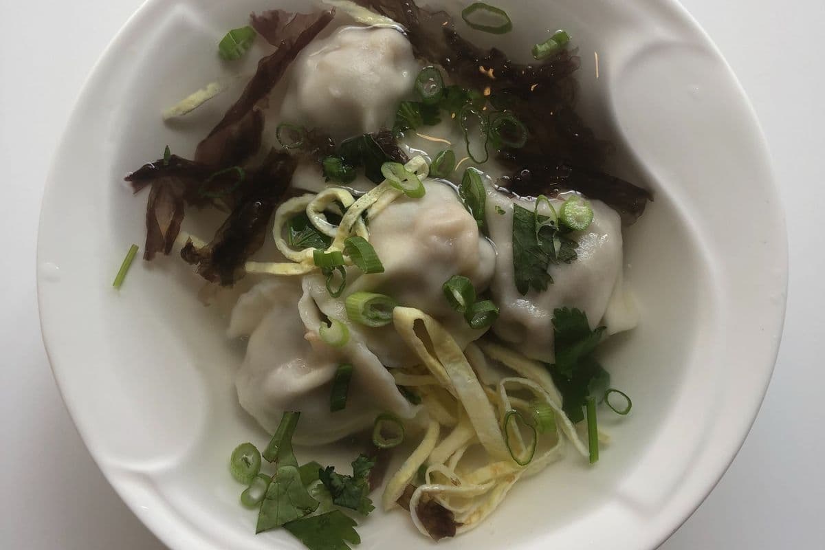 29a.（4mcxSoupe wonton aux légumes et au porc / Vegetable and Pork Wonton Soup（4pcs）