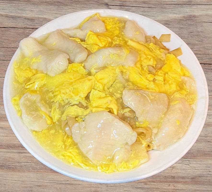 Flat Rice Noodles with Cod Fillet & Scrambled Eggs / 滑蛋斑球炒河