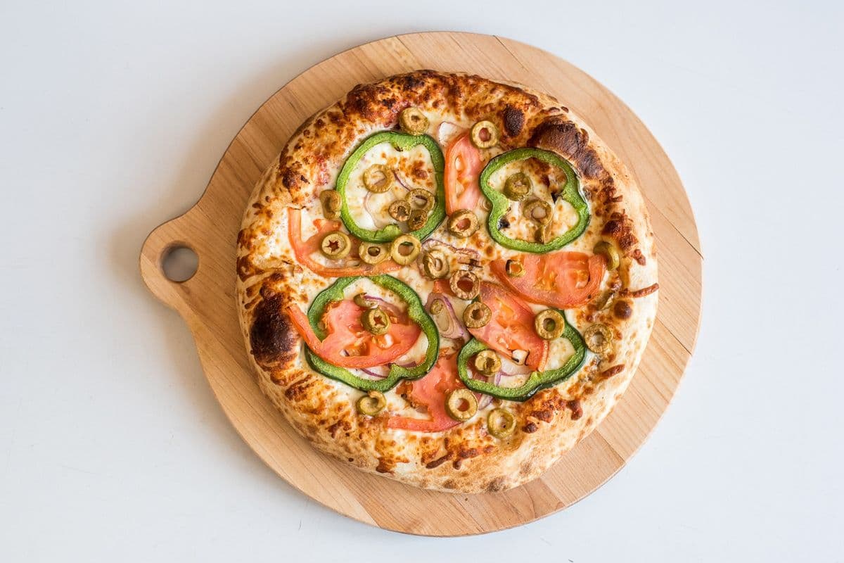 1 Pizza Végétarienne (16")/ 1 vegetarian pizza (16")