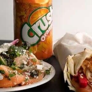 Pita and 1 Choice of Salad / Pita et 1 choix de salade