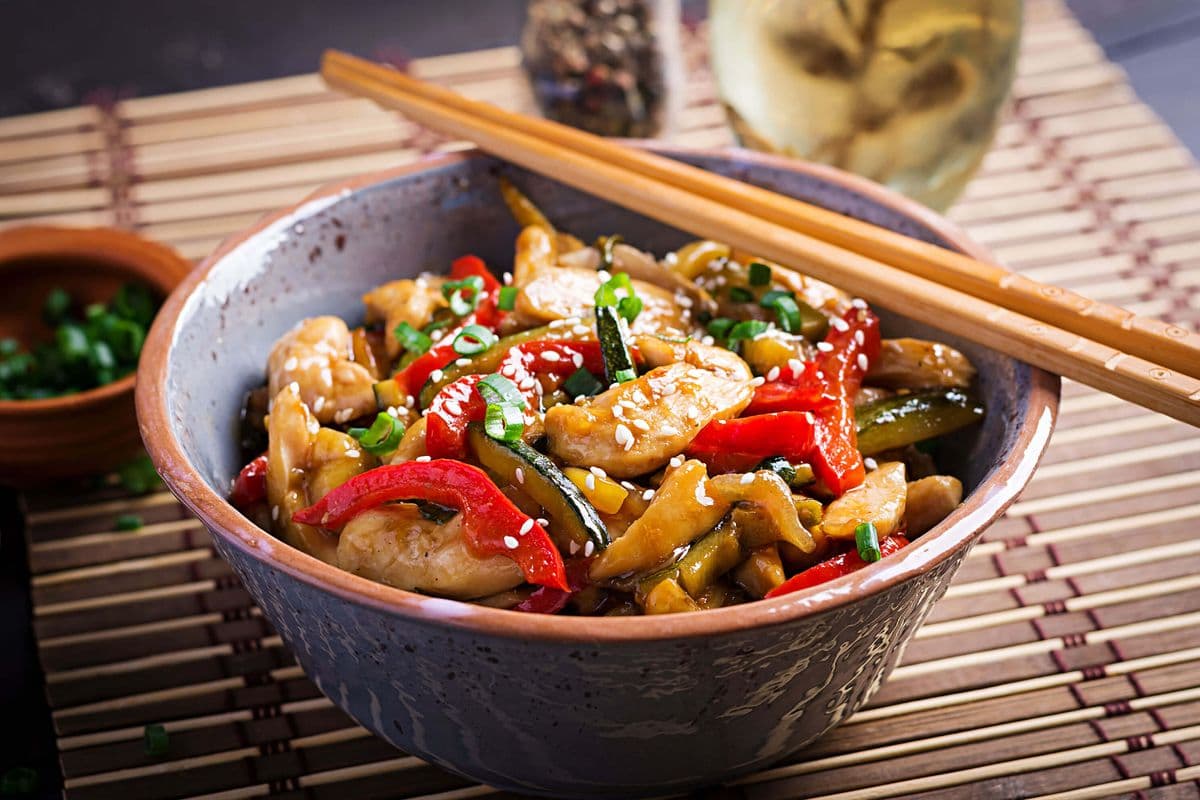 Poulet au beurre de tournesol avec des oignons et poivrons / Chicken in Sunflower Butter sauce with Onions and Bell Peppers