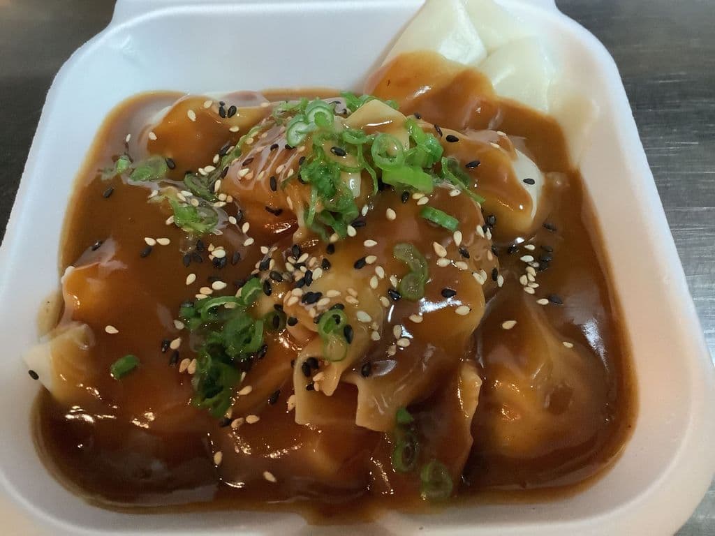 15. Dumpling au Porc avec sauce aux arachides (10mcx)