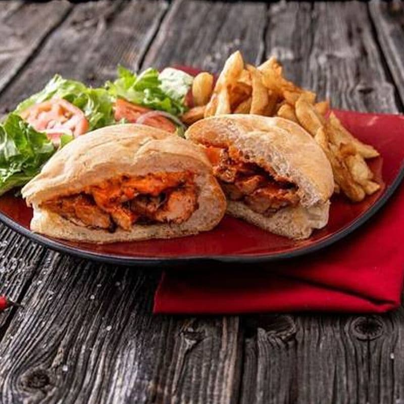 Assiette de sandwich au poulet mariné / Marinated Chicken Sandwich Plate
