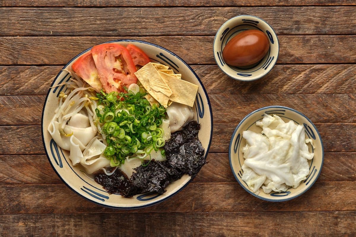 鲜汤鲜肉轻油馄饨 Wonton Soup