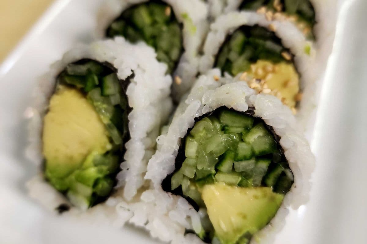 Avocado and Cucumber Roll (8pcs)