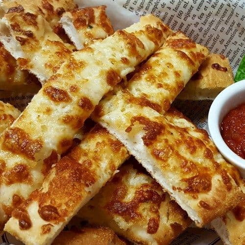 Garlic Bread with Mozzarella / Pain à l'ail avec mozzarella