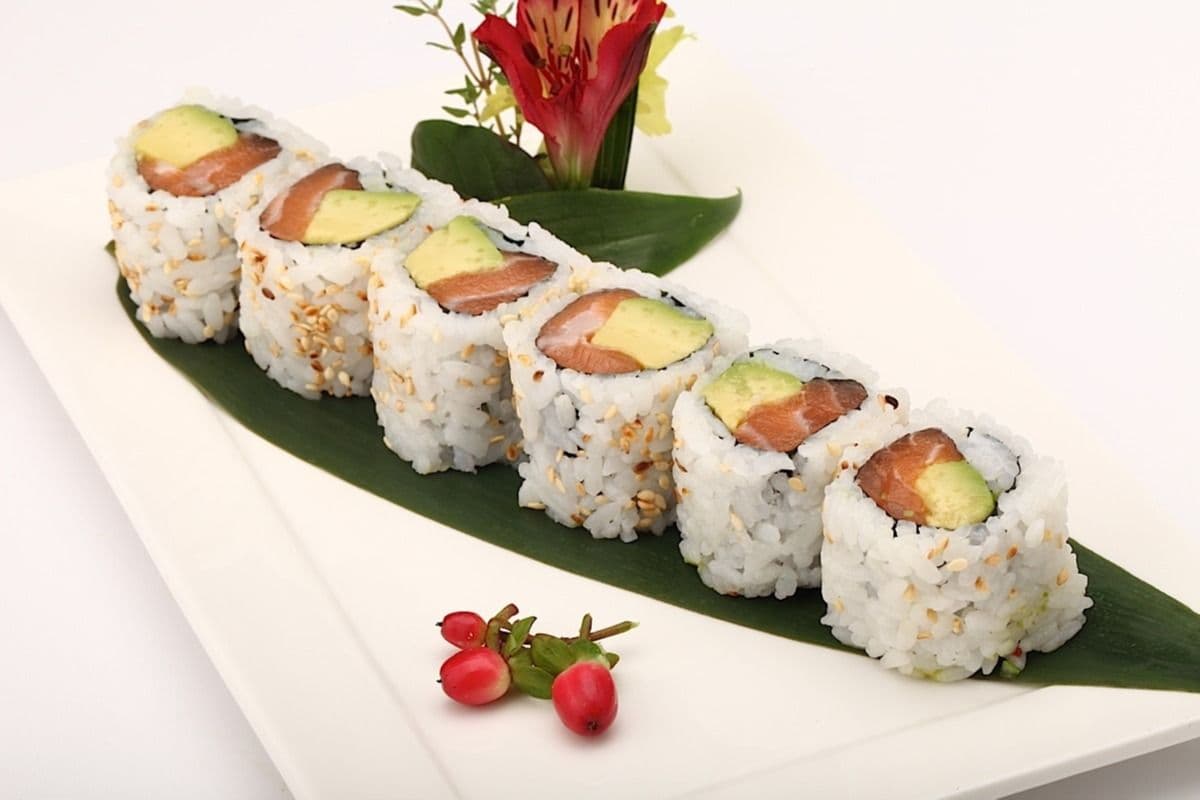 Salmon and Avocado Maki (6 pcs)