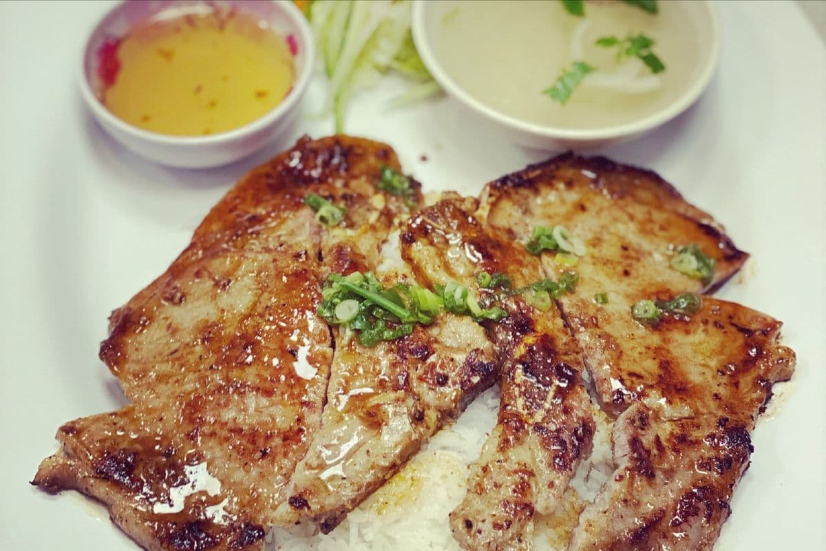 R3. Grilled LemonGrass Pork Chop with Steamed Rice / 燒香茅豬扒配白飯 / 구운 레몬그라스 돼지갈비 덮밥