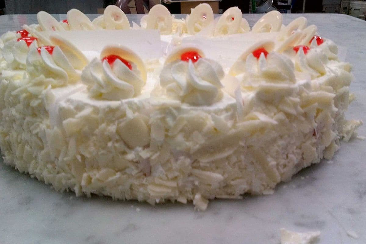 8" Round White Chocolate Triple Berry Mousse Cake (8" round)