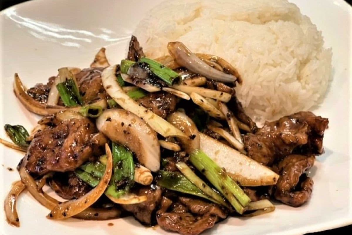 R15 黑椒蔥爆牛肉飯 Green Onion Beef w. black pepper w. rice