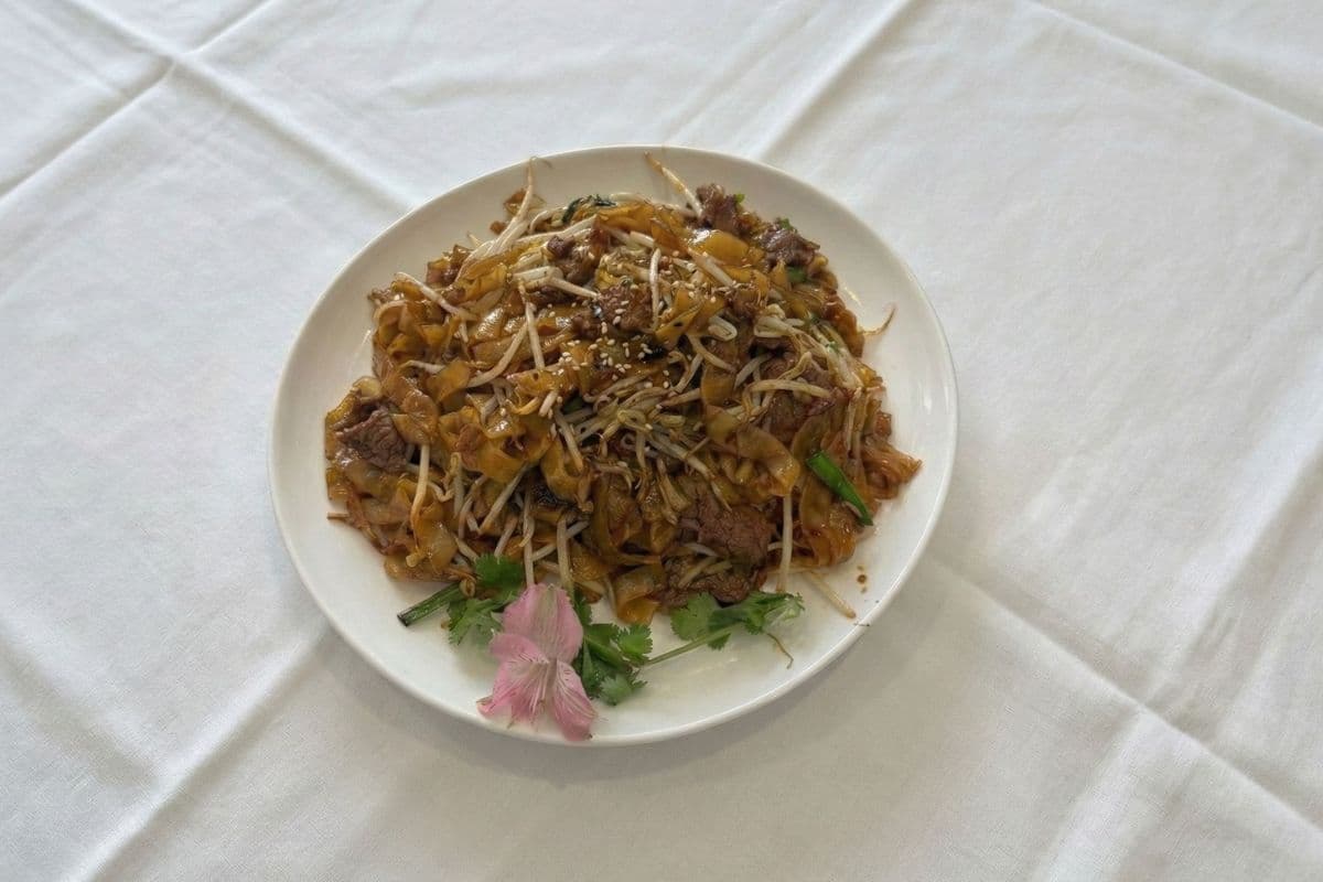 75. Fried Flat Rice Noodles with Beef