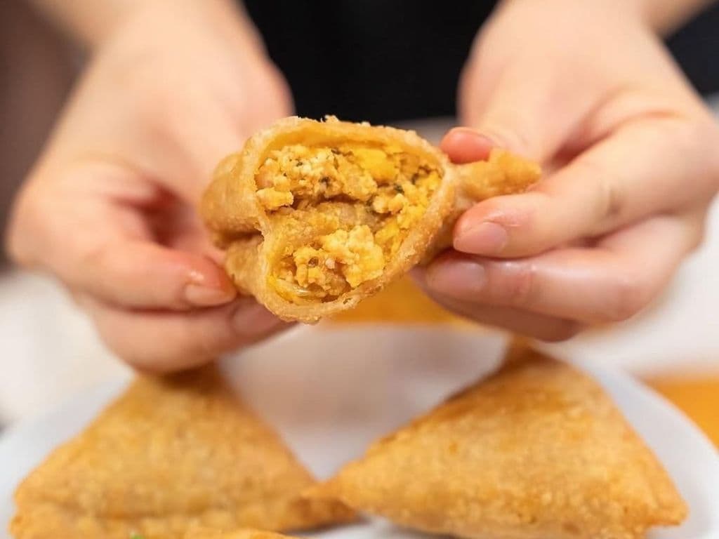 Half Medium Chicken Samosa (Fried)