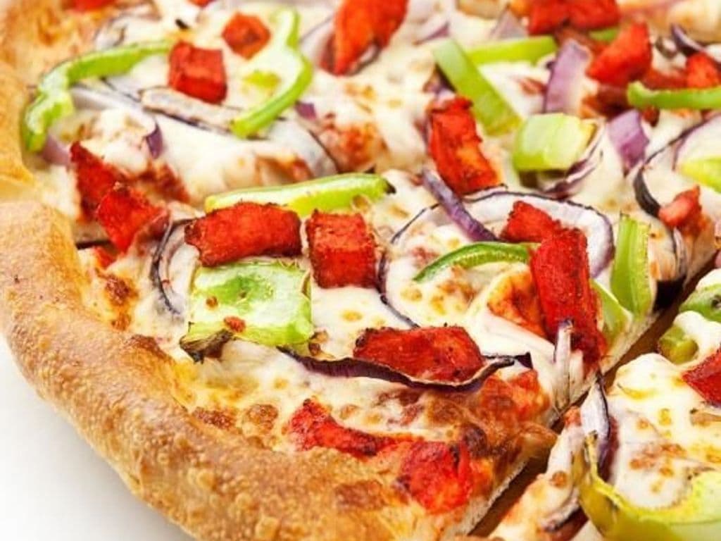 Medium Tandoori Chicken Pizza + 1 dip