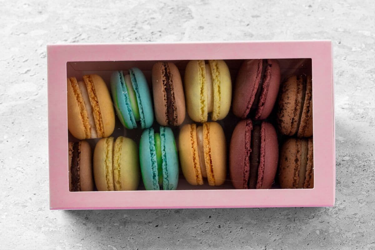 12 Macarons