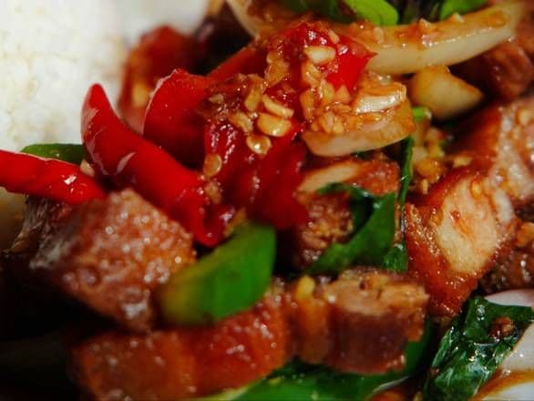 Crispy Pork Thai Basil Stir-fried / Sauté Avec Au Porc Croustillant Et Basilic Thaï