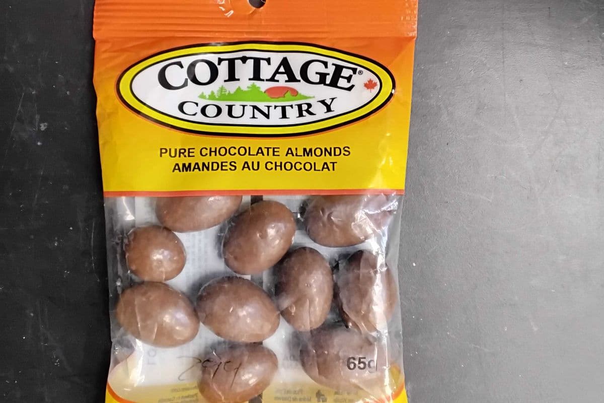 COTTAGE COUNTRY PURE CHOCOLATE ALMONDS (65g)