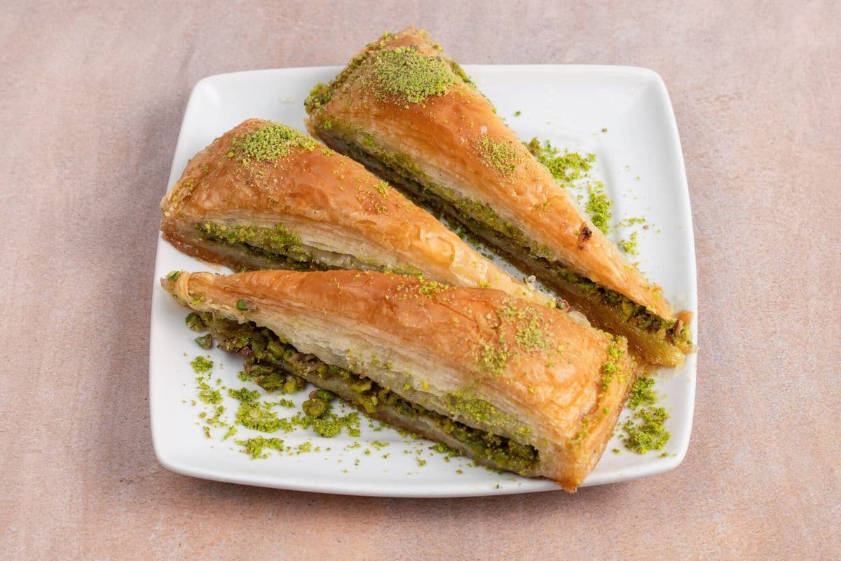 Baklava aux pistaches premium (coupe triangle) / Premium Pistachio Baklava (Triangle Cut) (500 gr)