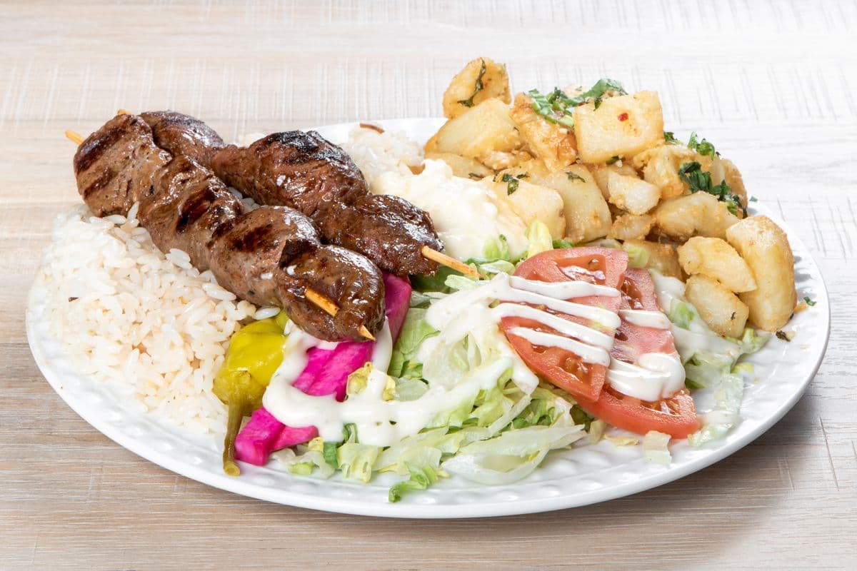 Plat avec deux brochettes de boeuf