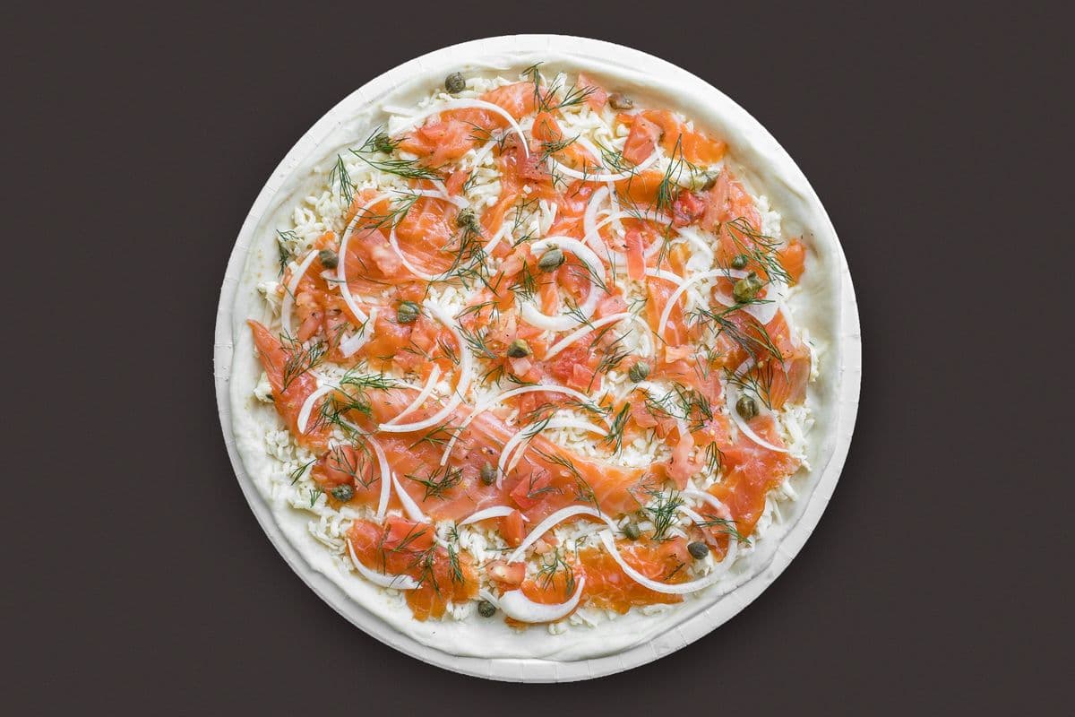 Pizza extra-large 16" au saumon fumé / Extra-Large 16" Smoked Salmon Pizza