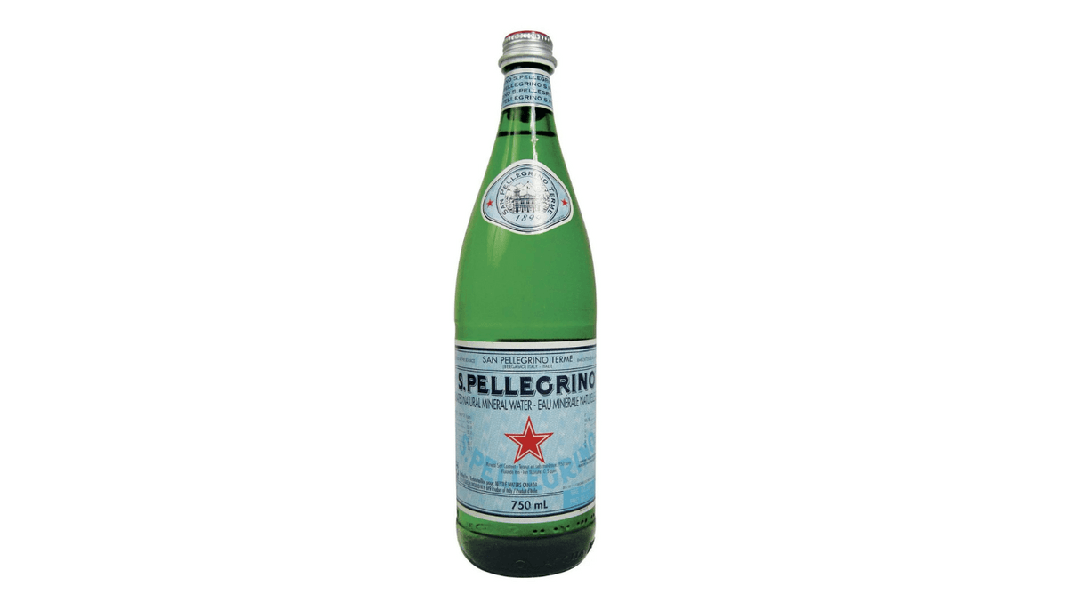San Pellegrino - Eau Pétillante Gazéifiée Bouteille en Verre 750mL /  Sparkling Carbonated Water  750 mL Glass Bottle
