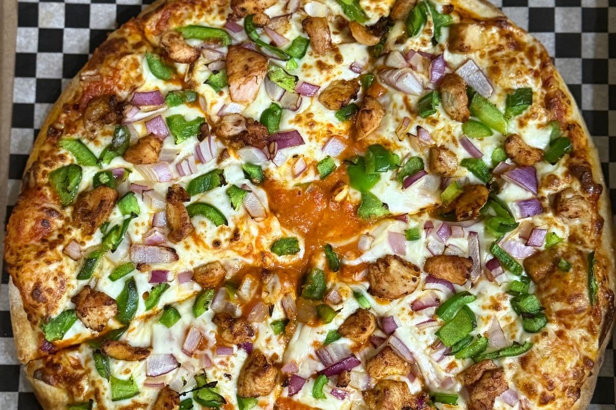 Pizza Au Poulet Au Beurre / Butter Chicken Pizza(Contient Des Noix/Contains Nuts)