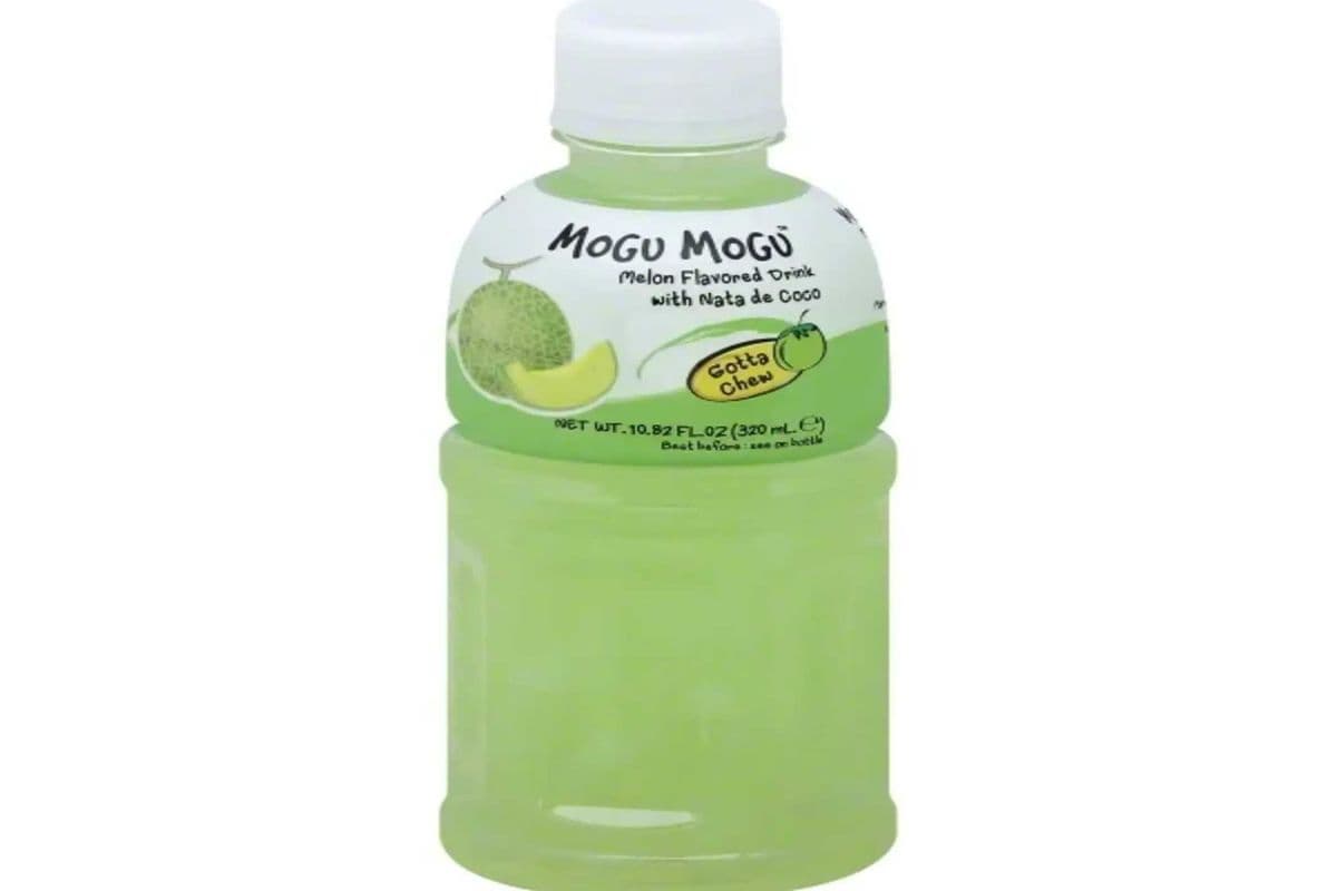 Mogu Mogu melon flavored drink with nata de coco 320ml