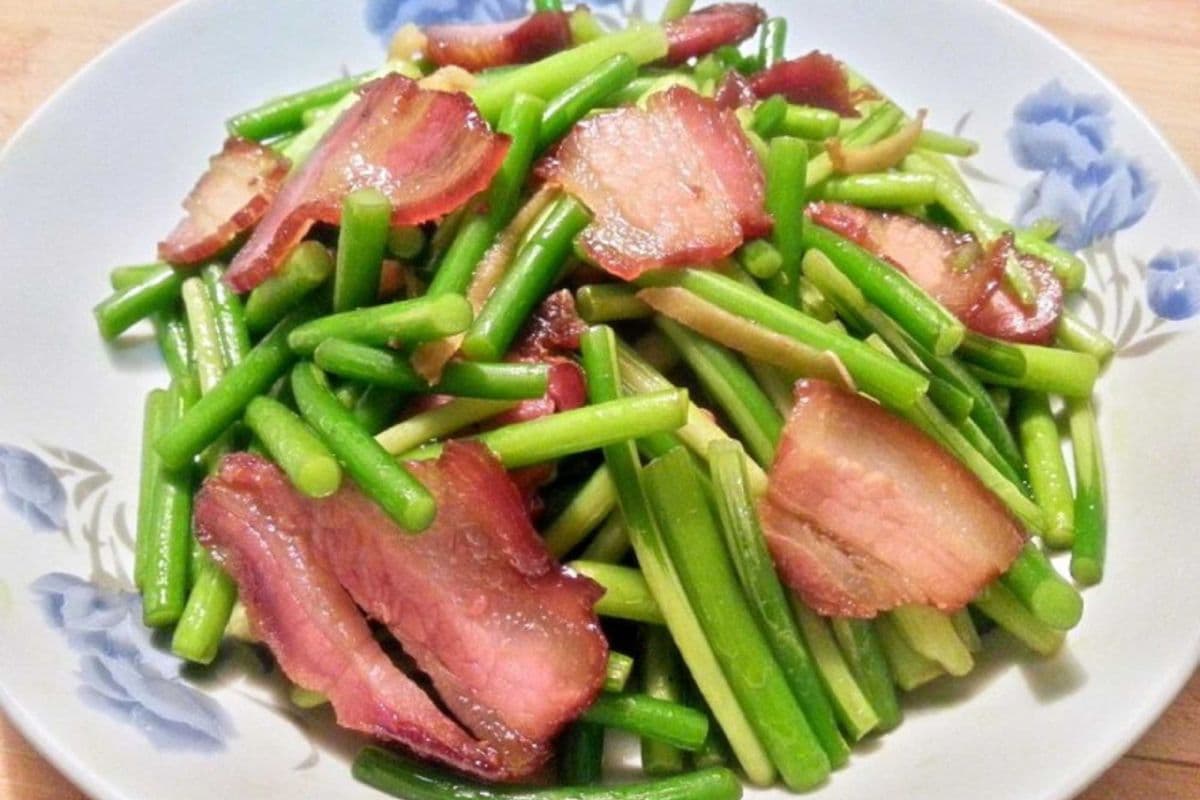 Stir Fried Garlic Sprout with Salty Pork 蒜苗炒腊肉