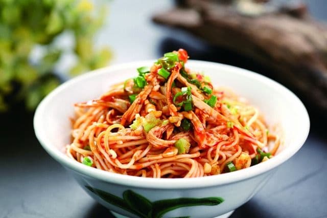 Shredded Chicken Noodles with Sesame Sauce 鸡丝凉面