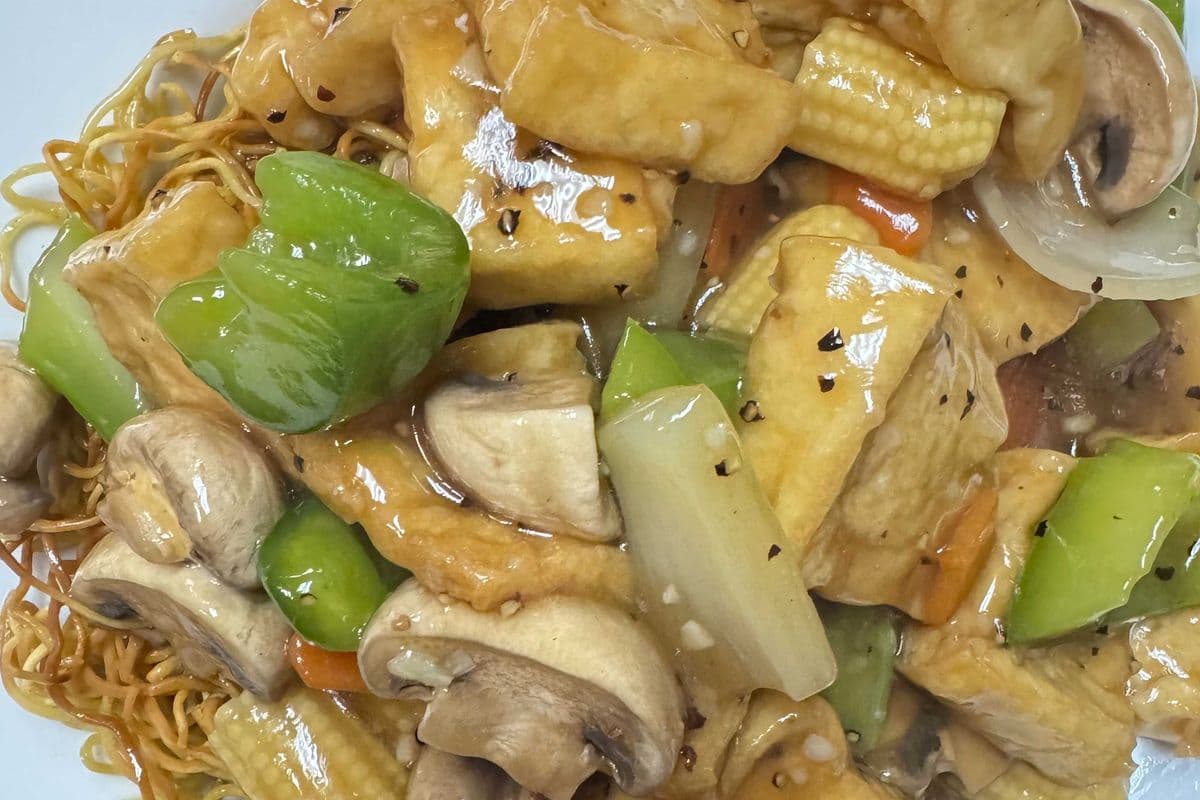 Black Pepper Tofu Chow Mein (Spicy) 黑椒豆腐炒面（脆）