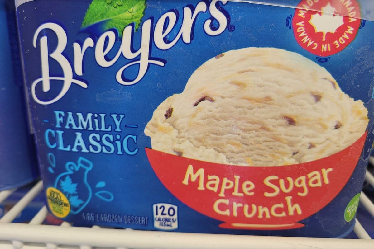 Breyers classic maple sugar crunch 1.66 L
