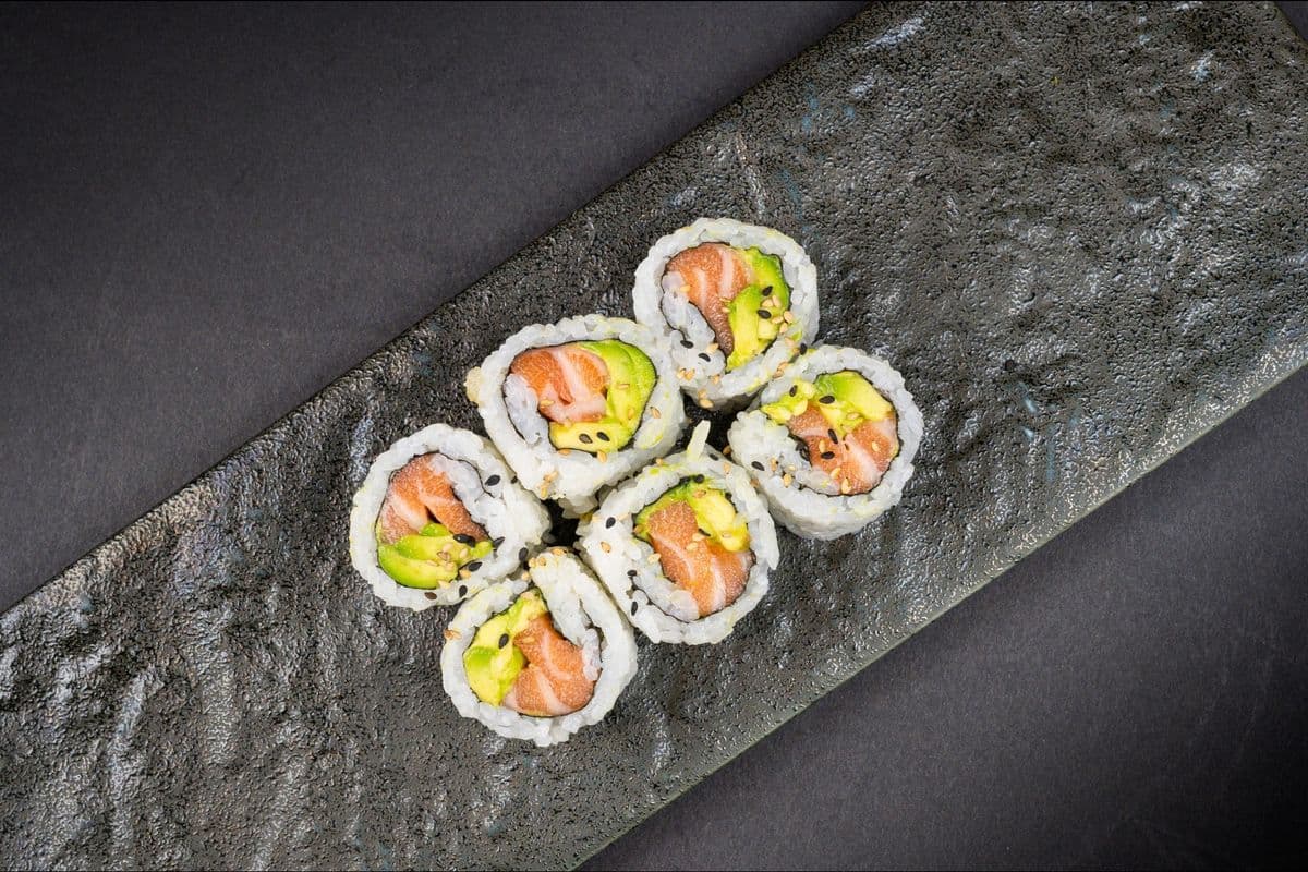 Salmon & Avocado Roll (8 Pieces)