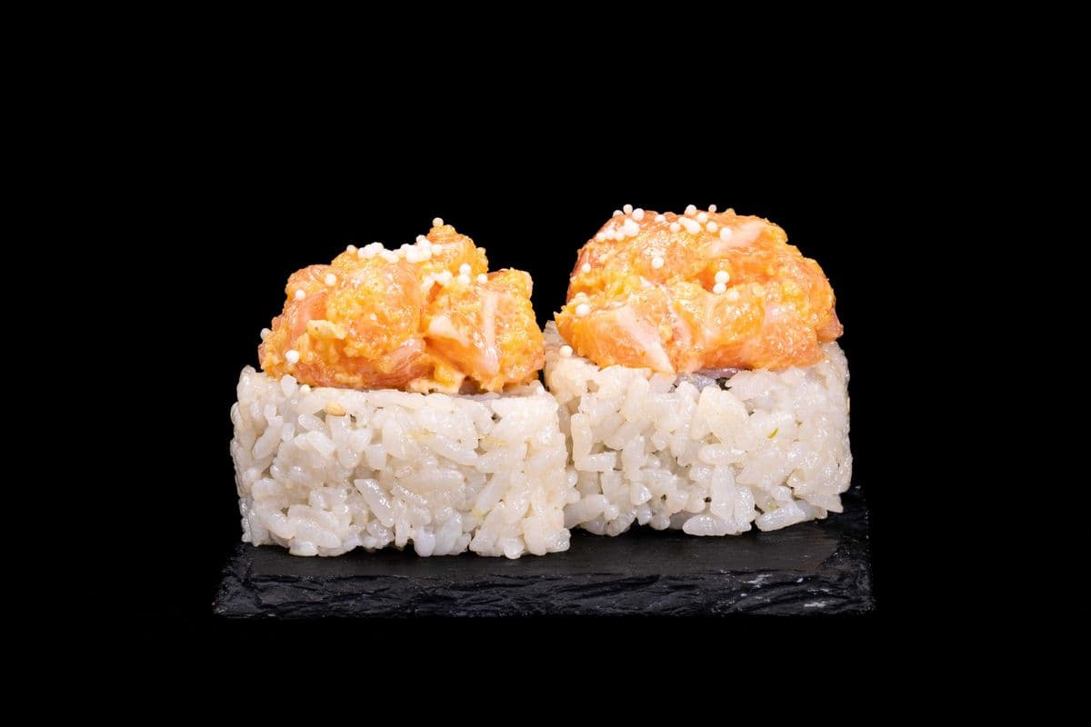 R8. Karnival Salmon Roll (8 pcs)