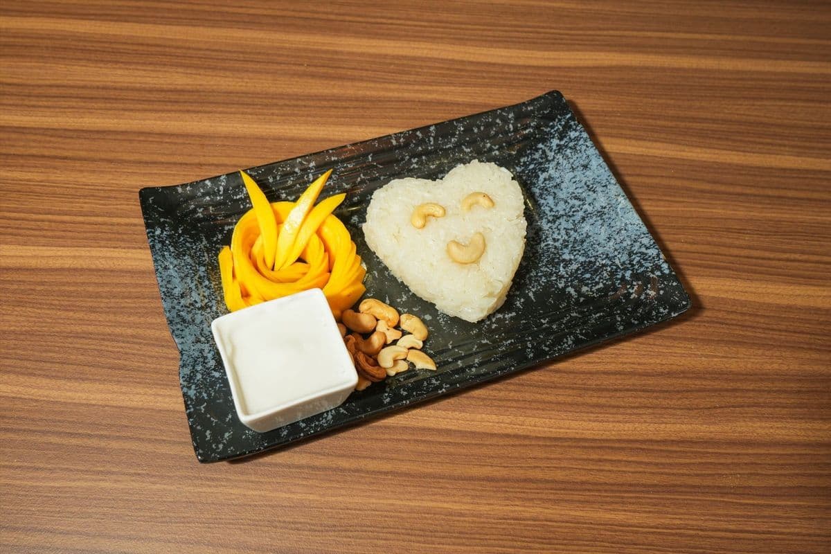 Mango Sticky Rice with Cashew Nuts