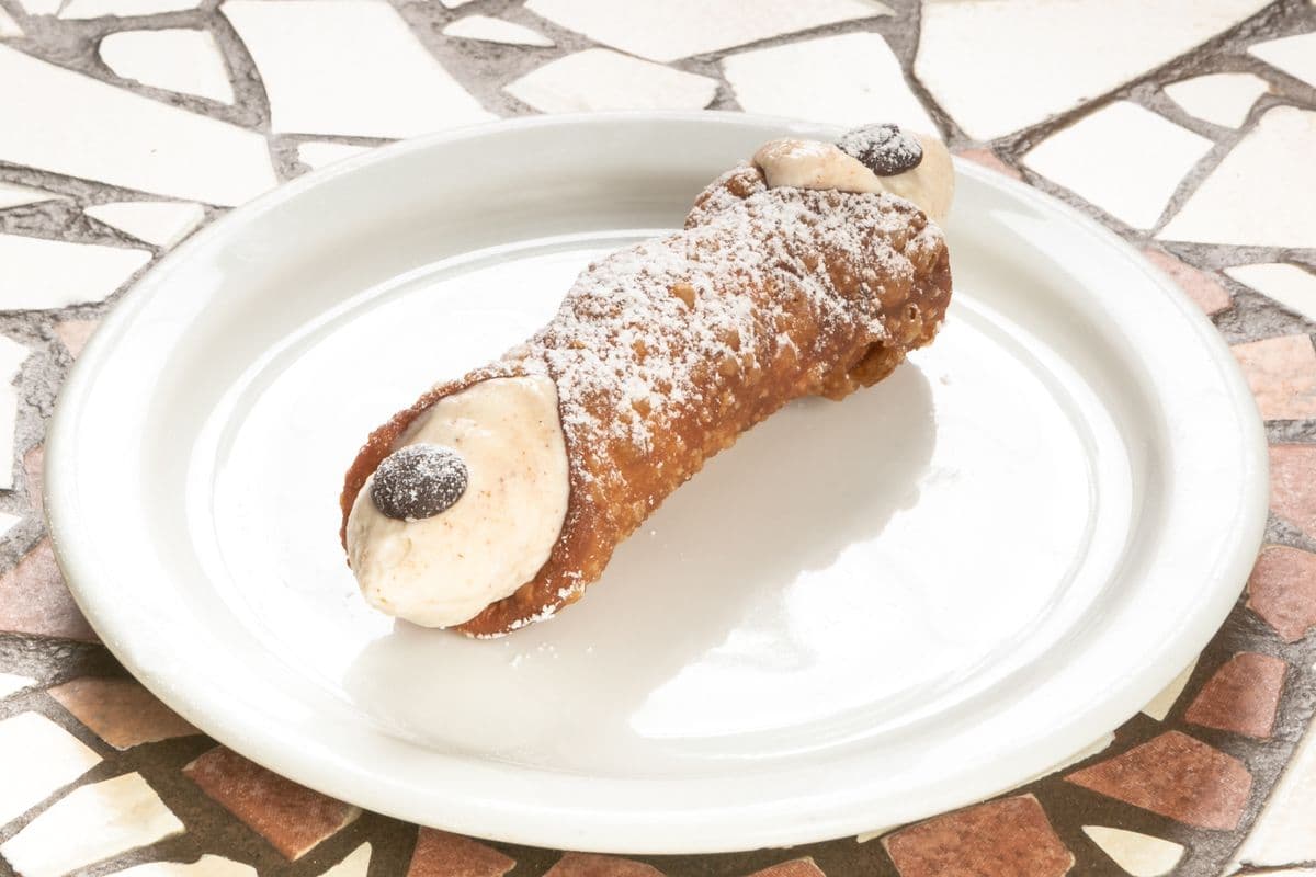 Six Cannolis